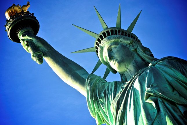 Ngày Quốc khánh Mỹ: Người biểu tình trèo lên tượng Nữ thần Tự do phản đối ông Trump