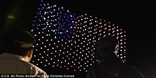 Video: Căn cứ không quân Mỹ có màn ăn mừng ngày Quốc khánh 'độc nhất vô nhị'