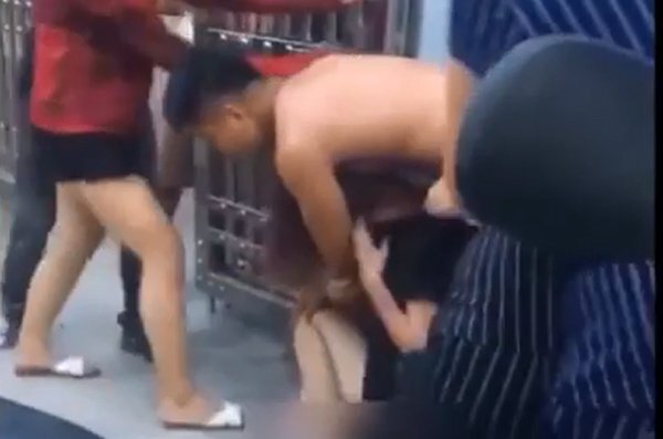 Cùng con dâu đánh ghen, người phụ nữ bị con trai 'đánh nhầm'