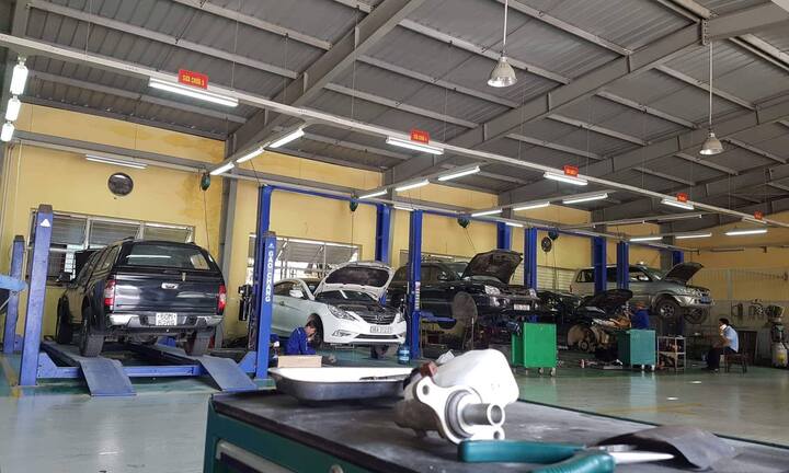 Nắng nóng tra tấn diện rộng: Ô tô xếp đầy garage vì điều hòa hỏng, két nước bục