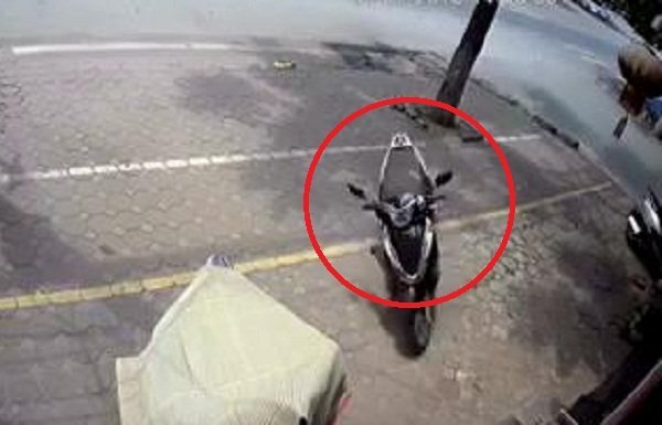 Clip: Xe Lead không người lái lao vun vút trên phố, đâm vào cây rồi đổ kềnh