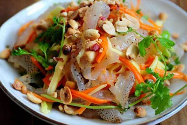 Ăn nộm sứa ngày nắng nóng, 10 người ở Hà Tĩnh phải nhập viện