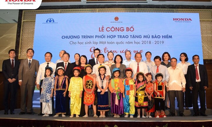 Lễ Công bố chương trình phối hợp Trao tặng Mũ bảo hiểm cho học sinh lớp Một toàn quốc năm học 2018 - 2019