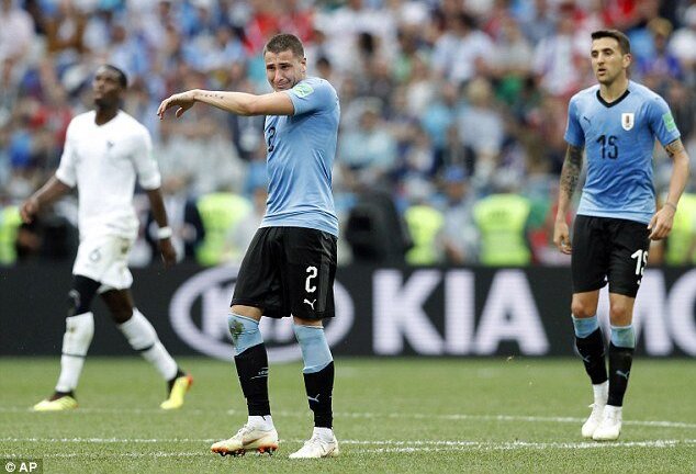 Bật khóc trong trận, cầu thủ Uruguay bị mỉa mai là 'đáng xấu hổ'