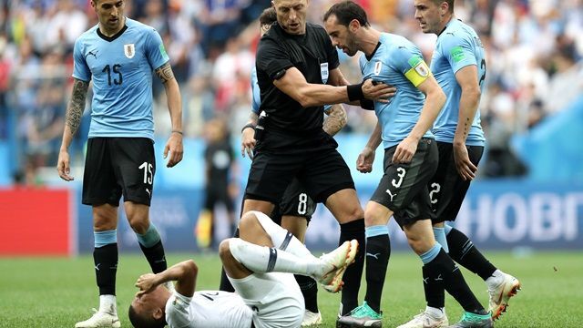 Ăn vạ lộ liễu, Mbappe bị chỉ trích 'noi gương xấu' của Neymar