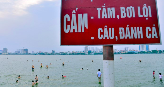 Lạ lùng biển báo ở Hà Nội, càng cấm càng làm