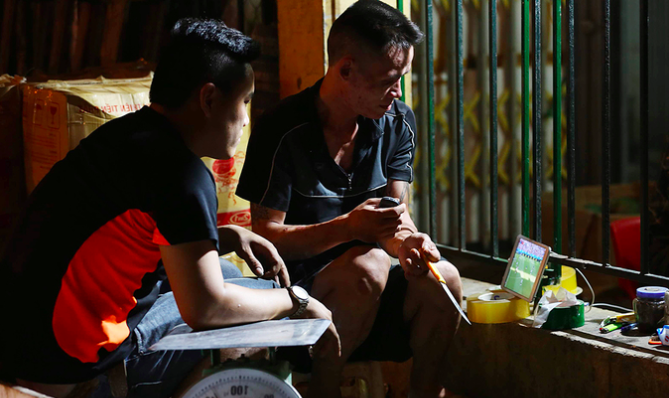 Dân lao động chợ đêm Long Biên xem World Cup thế nào?