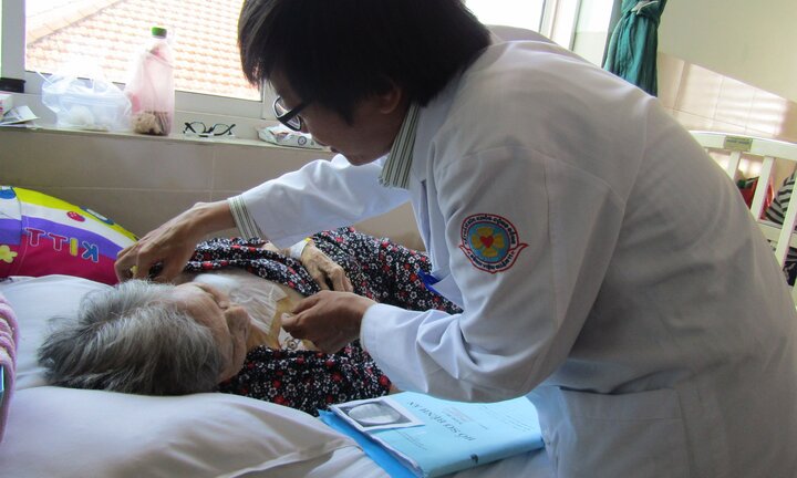 Cụ bà 82 tuổi được cứu nhờ lời kêu gọi tài trợ của bệnh viện quận