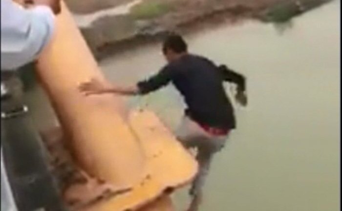 Sau khi nói chuyện điện thoại với bố, nam thanh niên nhảy cầu tự tử