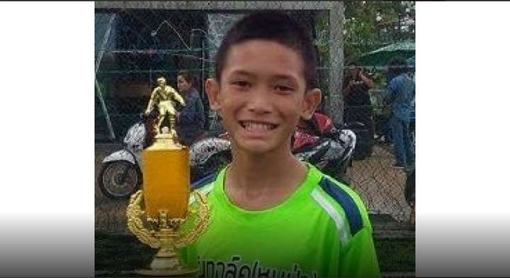 Cậu bé đầu tiên của đội bóng Thái Lan được đưa khỏi hang là ai?