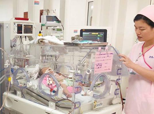 Bé trai 5 ngày tuổi bị ọc máu vì ứ độc chất NH3 gấp 10 lần bình thường