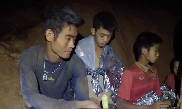 Huấn luyện viên đội bóng Thái Lan được đưa ra khỏi hang sớm hơn dự kiến vì sức khoẻ quá yếu