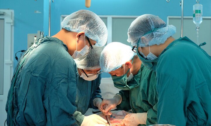 Mang khối bướu khổng lồ, bà lão 64 tuổi tưởng mình đang tăng cân