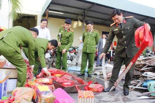 Lấy gạch tiêu hủy pháo, 3 cán bộ thi hành án, 1 cảnh sát bị thương