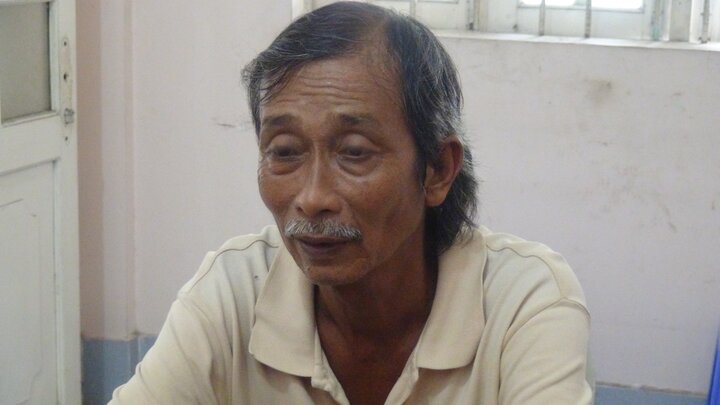 Đang say sưa cá độ bóng đá, cụ ông bị công an bắt quả tang