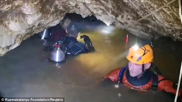 Giải cứu đội bóng Thái Lan ngày thứ hai: Thêm một cậu bé được đưa ra ngoài an toàn