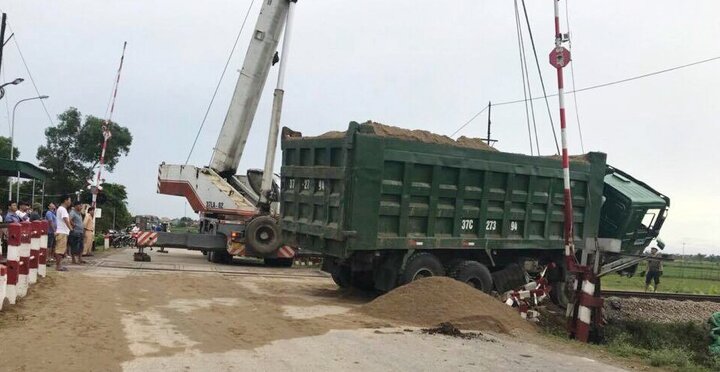 Băng qua đường sắt, xe tải chết máy bị tàu hoả húc văng
