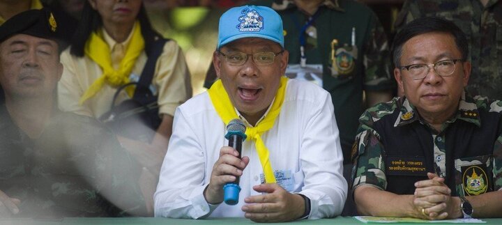 5 thành viên cuối cùng của đội bóng Thái Lan được đưa ra ngoài cùng lúc