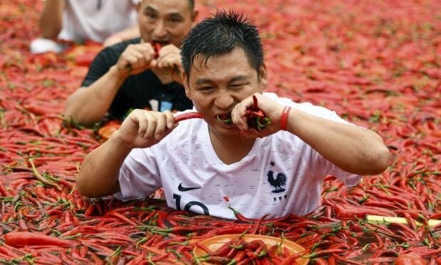 Clip: Ngâm mình trong ớt, ăn ớt cay xé lưỡi giữa nắng nóng đổ lửa ở Trung Quốc