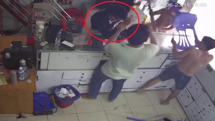 Clip: Trộm điện thoại bị bắt tại trận đánh hội đồng bầm dập