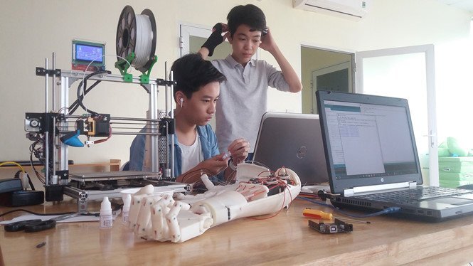 Học sinh lớp 8 Hà Nội chế tạo cánh tay điều khiển bằng suy nghĩ với 10 triệu đồng