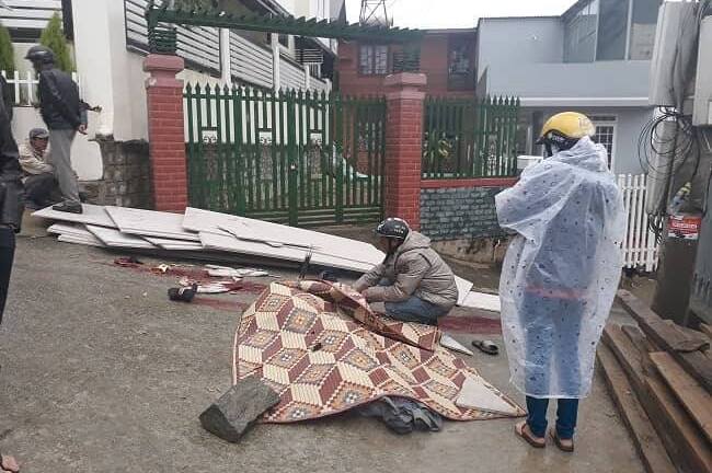 3 thanh niên bị tấm thạch cao đè thương vong