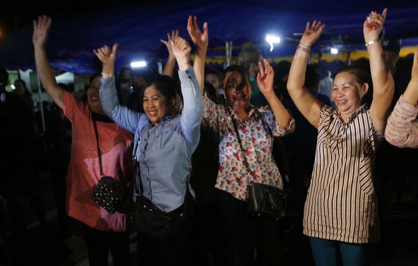 Cả thành phố Chiang Rai 'vỡ oà' khi chiến dịch giải cứu đội bóng nhí thành công