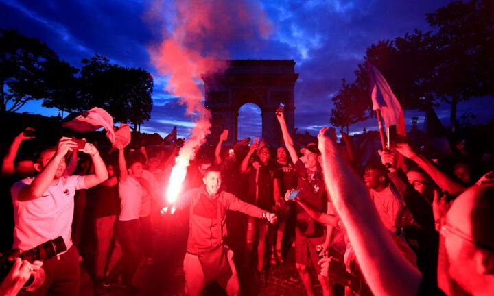 Paris chìm trong khói pháo mừng Pháp vào chung kết World Cup 2018