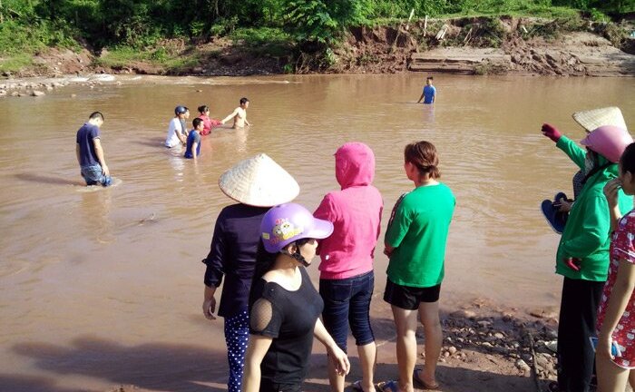 Rủ nhau đi tắm suối dịp nghỉ hè, bé trai bị nước cuốn trôi