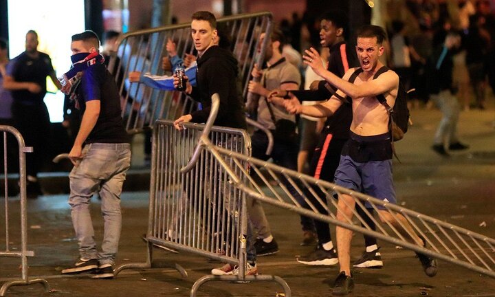 Pháp vào chung kết World Cup 2018, fan cuồng làm loạn Paris