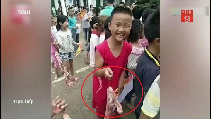 Được thưởng thịt lợn, học sinh giỏi trường làng cười tít mắt