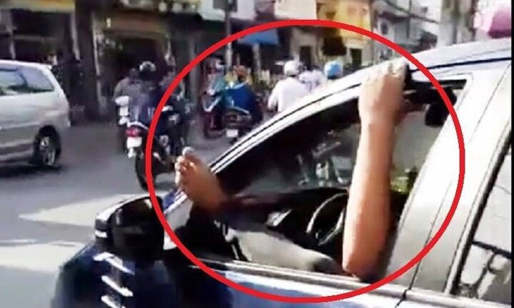 Tài xế gác chân lên cửa ô tô, phóng xe bạt mạng trên đường