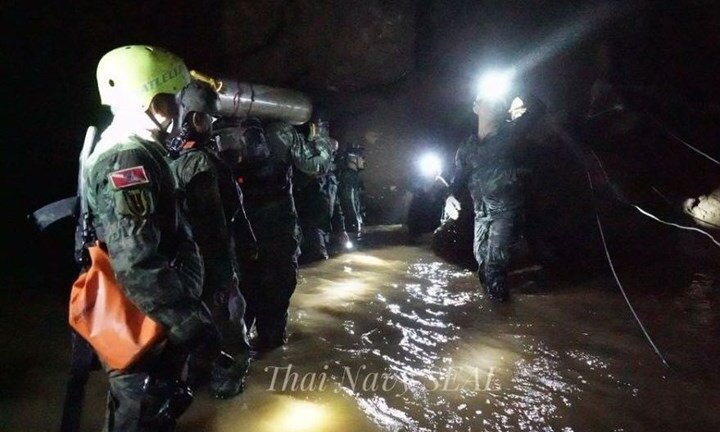 Sự cố khiến các thợ lặn cuối cùng suýt không thể ra khỏi hang sau khi giải cứu đội bóng Thái Lan