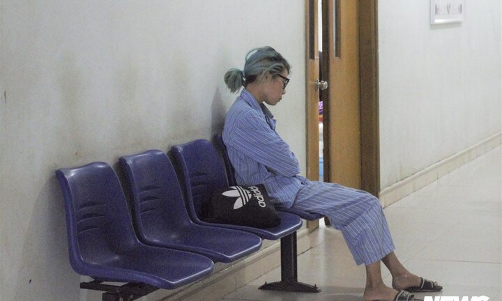 'Hot girl' Bella tâm thần, ôm con đi lang thang: Điều trị thế nào?