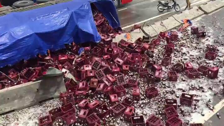 Clip: Lật xe đầu kéo chở bia, hàng nghìn chai bia vỡ tung tóe trên quốc lộ