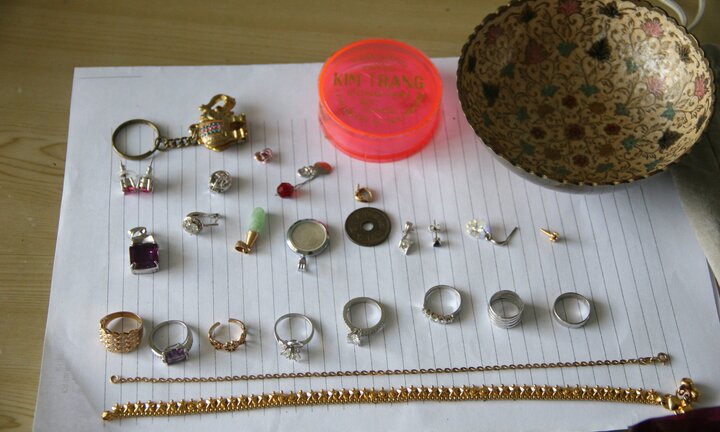 Trộm thành công hơn 800 triệu đồng, hai thanh niên gom luôn 10 đôi dép cũ