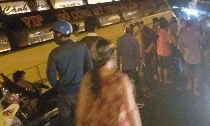 Xe khách lao xuống mương nước kéo theo nhiều xe máy, 4 người bị thương nặng