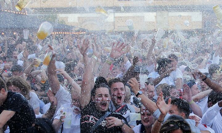 Xem nước Anh tắm trong mưa bia trước khi tuyệt vọng