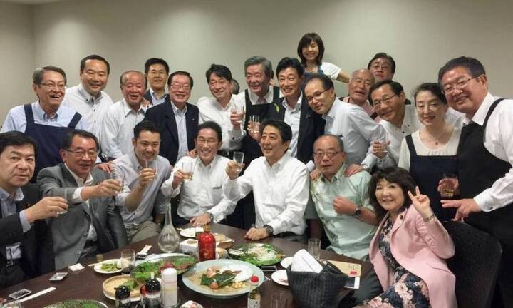 Thủ tướng Abe hứng bão chỉ trích vì mở tiệc giữa lúc Nhật Bản xảy ra thảm họa mưa lũ