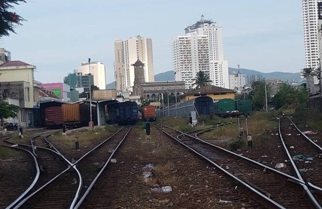 Hai tàu hỏa suýt đâm nhau tại ga Nha Trang
