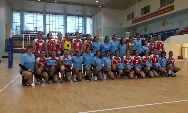 Vận động viên bóng chuyền Mỹ giao lưu tại Việt Nam