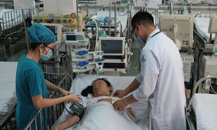 Ca phẫu thuật gay cấn cứu sống bé gái bị tắc mạch máu