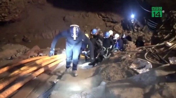 Vì sao phải gây mê cho cầu thủ nhí Thái Lan khi giải cứu?
