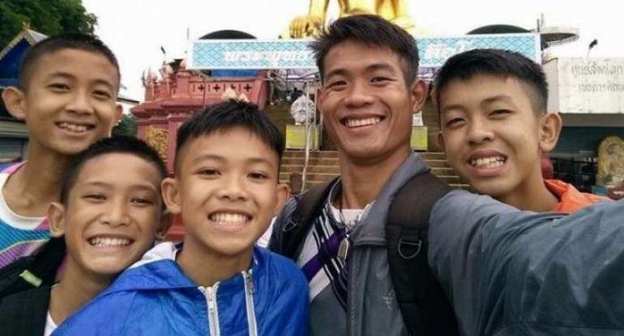 Sau khi được cứu ra khỏi hang, thầy trò đội bóng nhí Thái Lan nhận tin vui đầu tiên