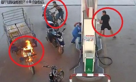 Clip: Xe ba gác cháy sát trụ xăng, nam khách hàng chạy loạn, nữ nhân viên bình tĩnh, nhanh trí