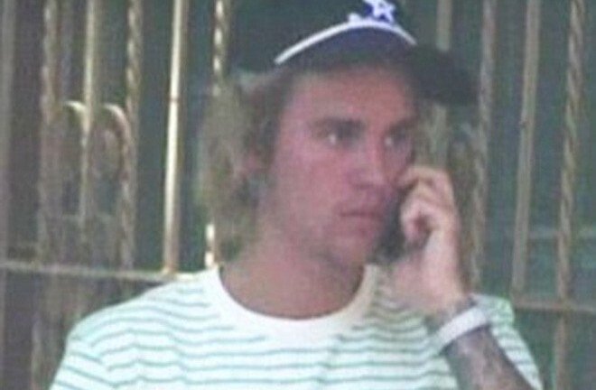 Justin Bieber bỗng ôm mặt căng thẳng trên phố và xóa clip về vợ sắp cưới trên mạng