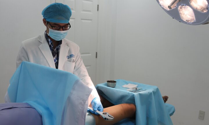 Chàng trai 19 tuổi bị mắc kẹt 'cậu nhỏ' trong mỏ lết