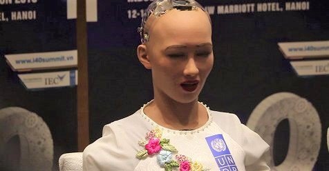 Video: Robot Sophia khẳng định có thể trò chuyện không theo lập trình