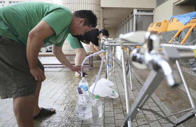 Cứu hộ sau mưa lũ ở Nhật Bản càng thêm khó khăn vì nắng nóng