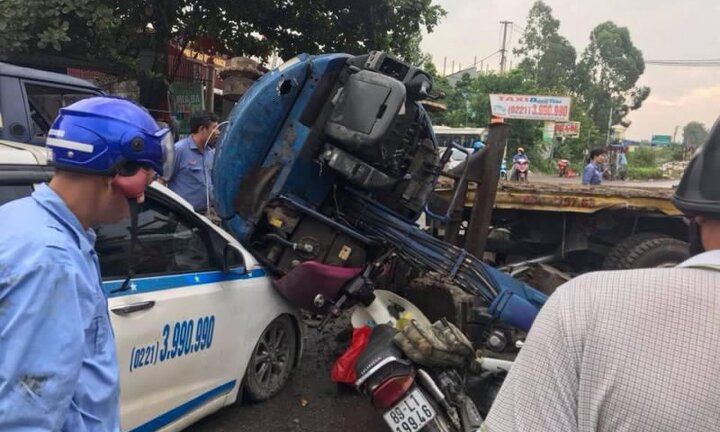 Tàu hoả húc văng xe cứu hộ, nhiều ô tô, xe máy hư hỏng nặng